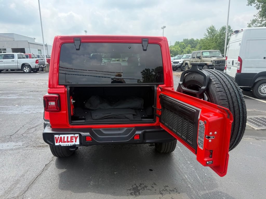 Used 2025 Jeep Wrangler Unlimited Sahara w/ Safety Group AWD/4WD image 44