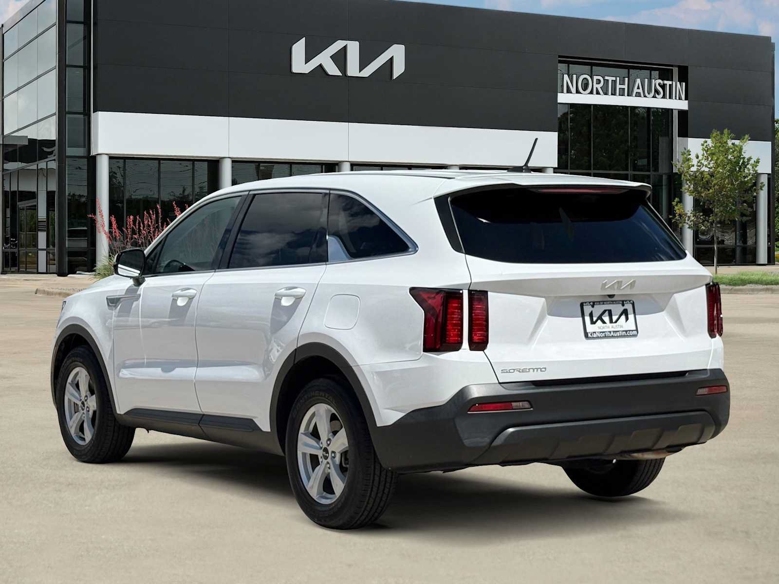 Certified 2023 Kia Sorento LX FWD image 4
