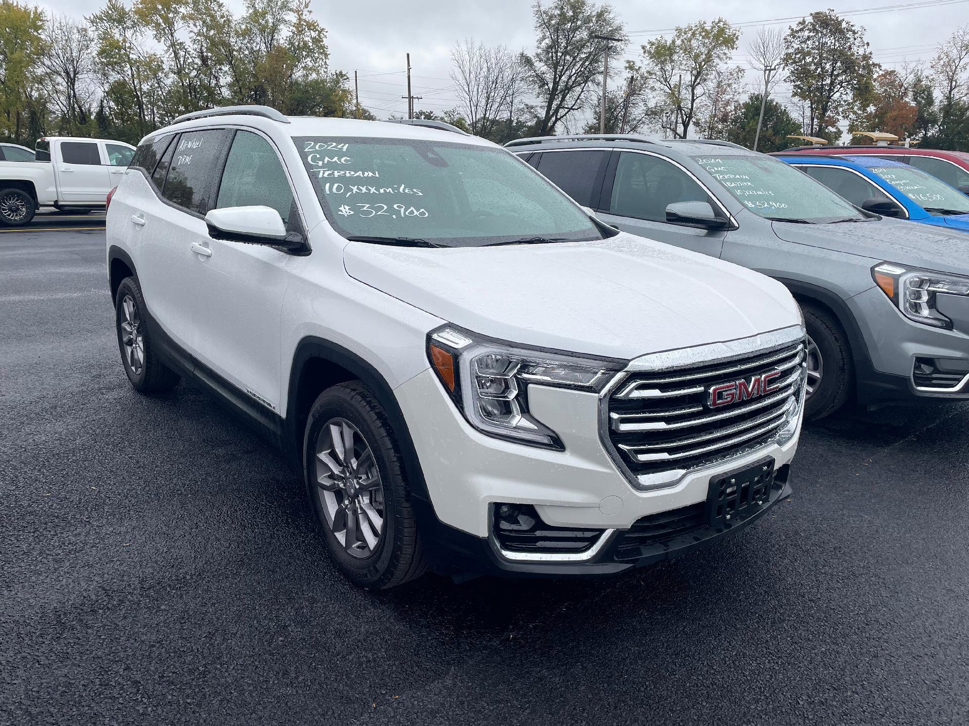 Used 2024 GMC Terrain SLT w/ Infotainment Package II image 4