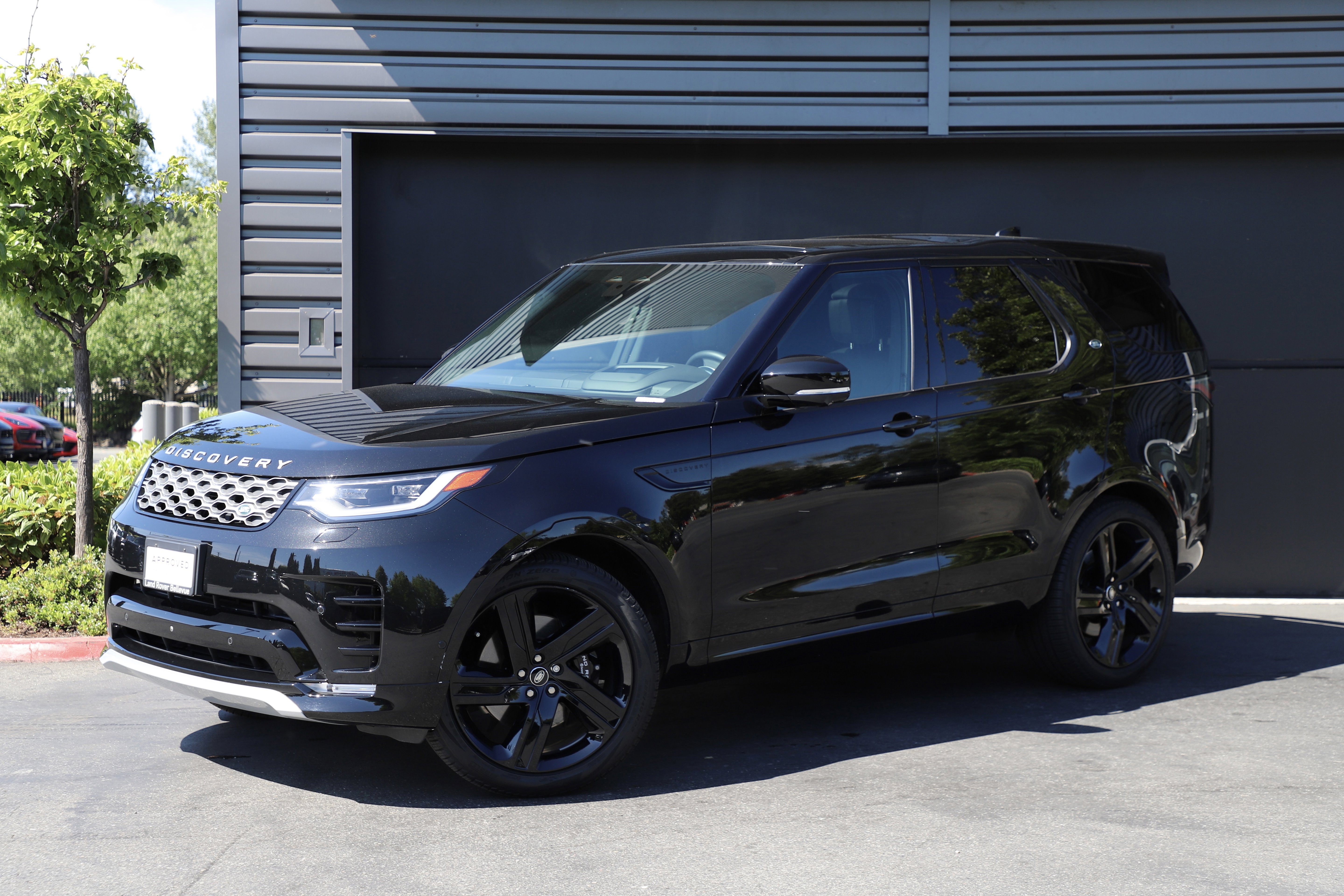 Certified 2025 Land Rover Discovery Metropolitan Edition AWD/4WD image 1