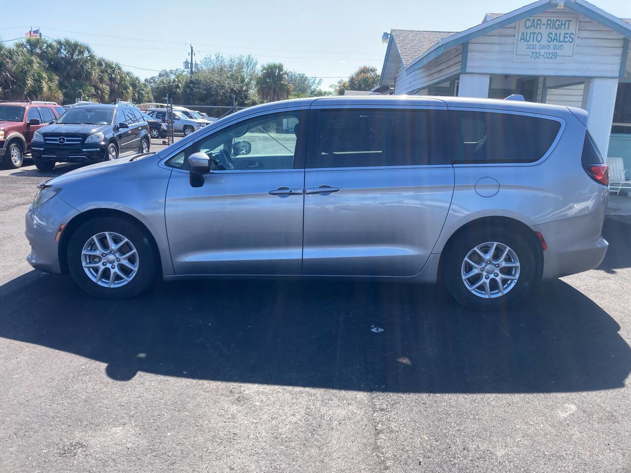 Used 2017 Chrysler Pacifica LX image 7