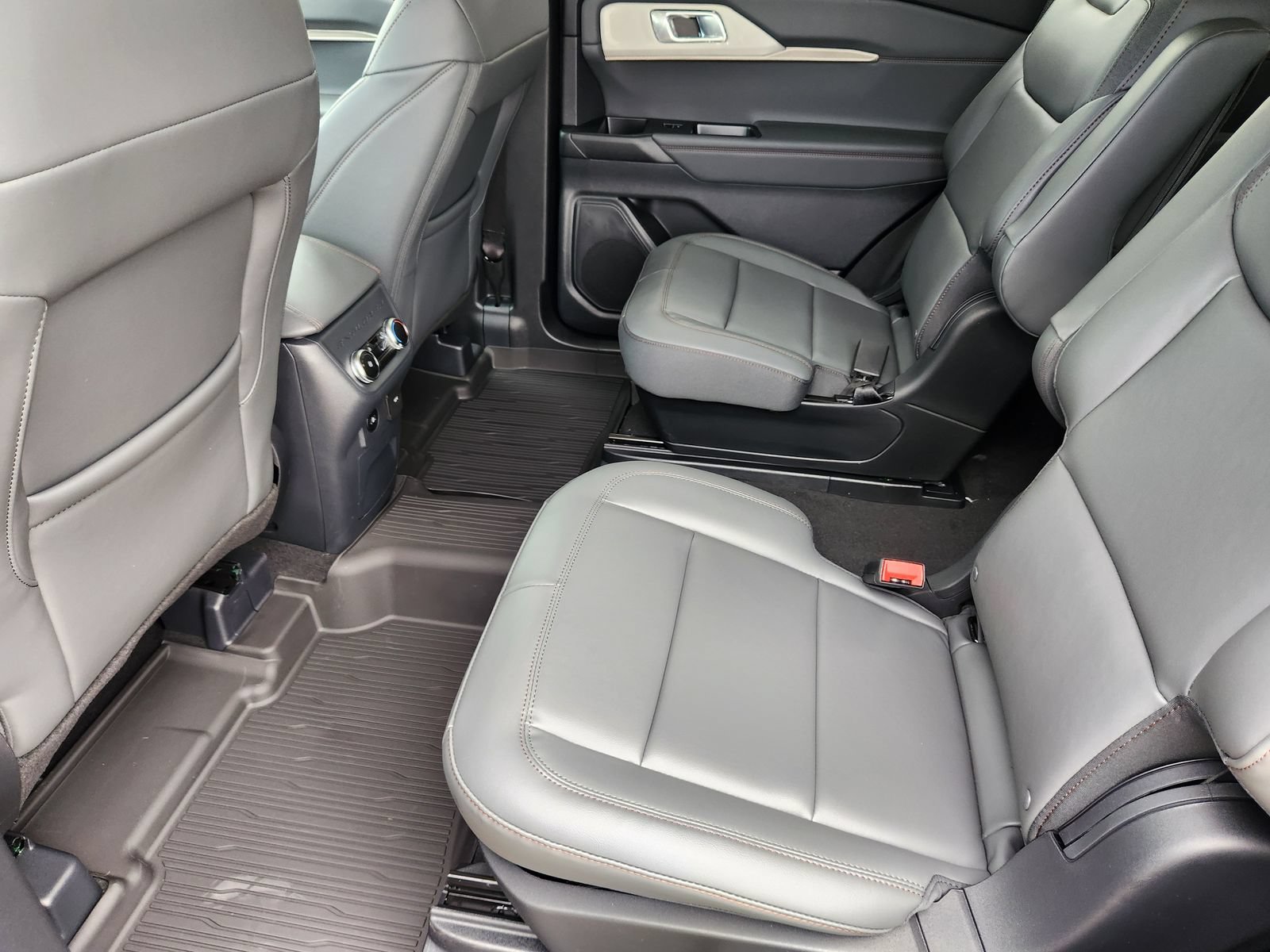 New 2026 Ford Explorer Active w/ Active Comfort Package RWD image 25