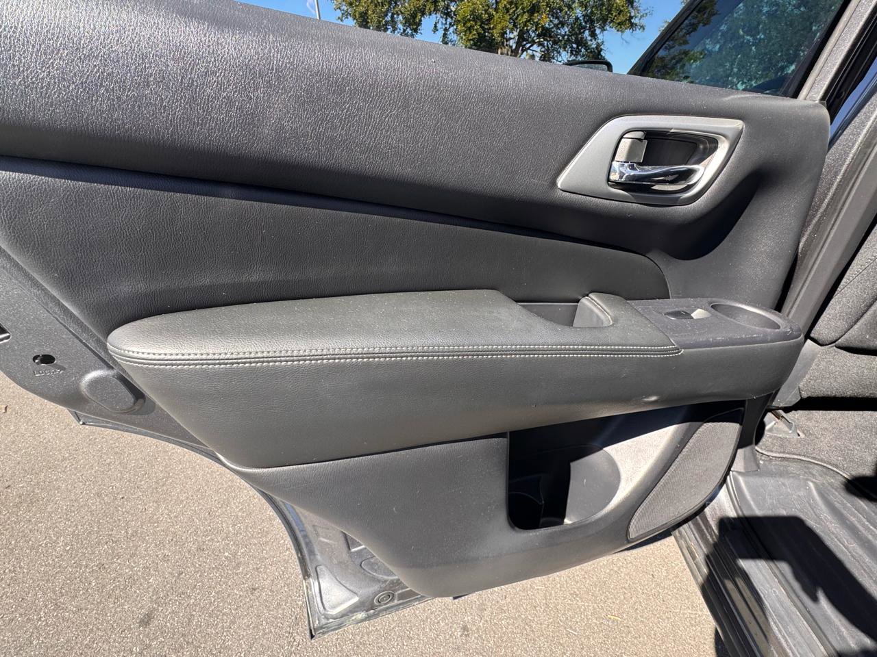 Used 2019 Nissan Pathfinder S image 16