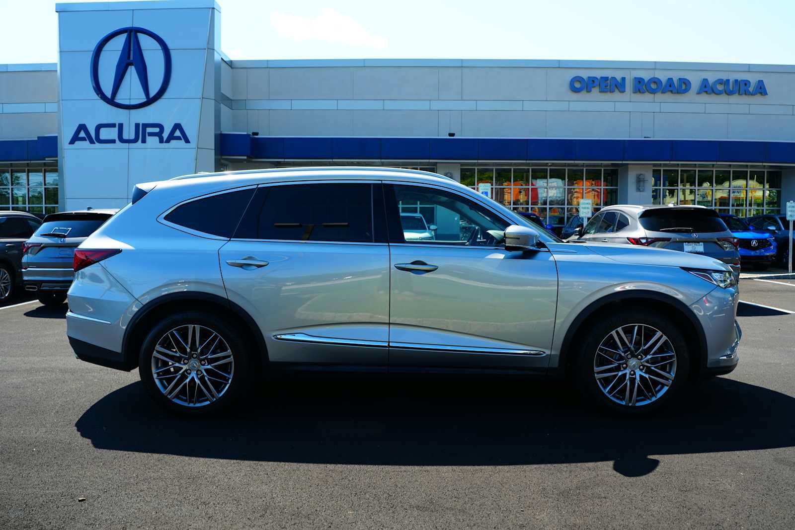 Certified 2024 Acura MDX w/ Advance Package AWD/4WD image 8