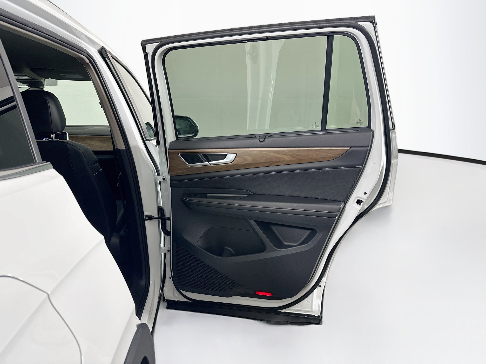 Used 2025 Volkswagen Atlas SE FWD image 31