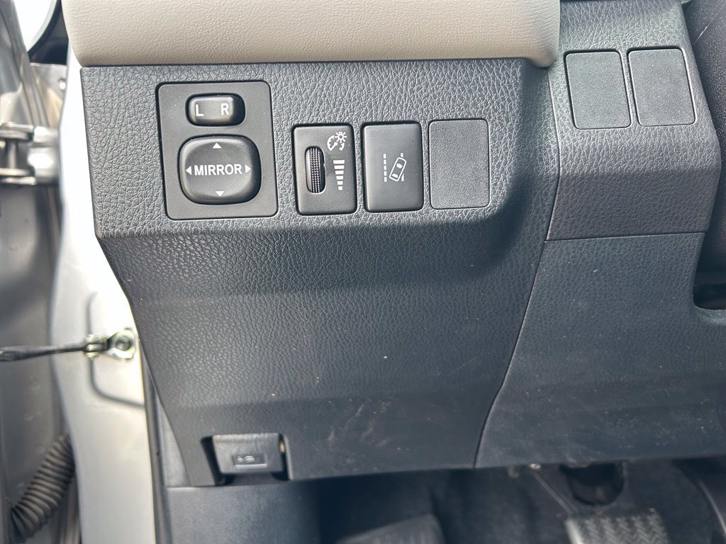 Used 2018 Toyota RAV4 LE AWD/4WD image 18