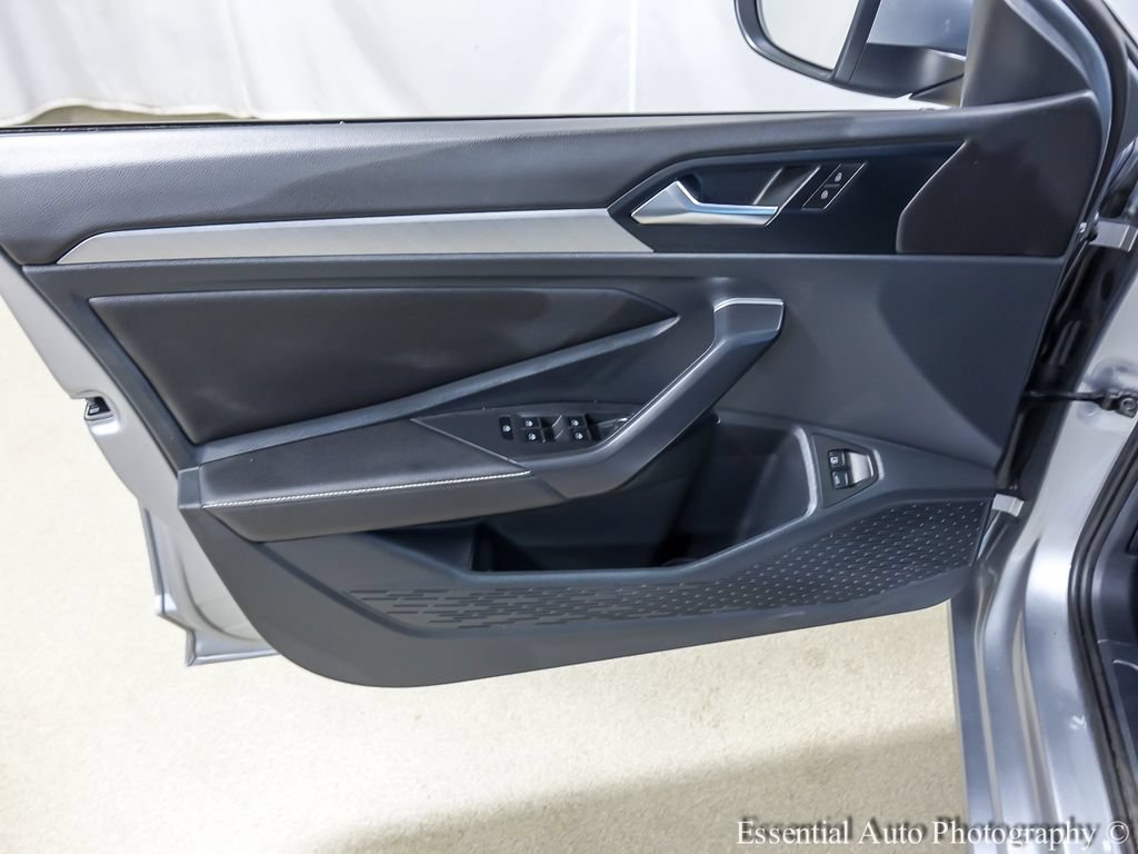 Used 2024 Volkswagen Jetta SE FWD image 19