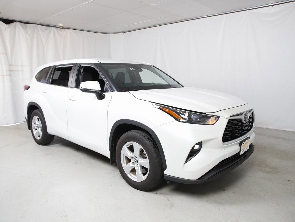Used 2024 Toyota Highlander LE image 1