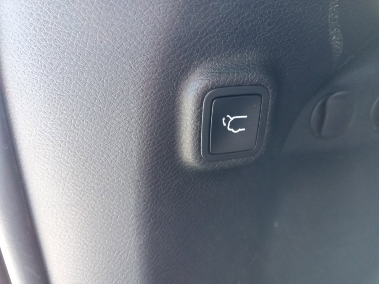 Used 2020 Jeep Cherokee Limited image 18