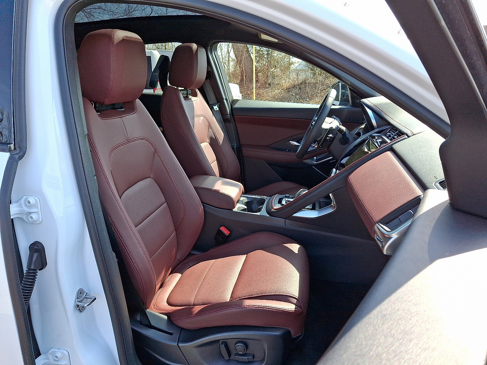 Certified 2024 Jaguar E-PACE R-Dynamic SE image 3