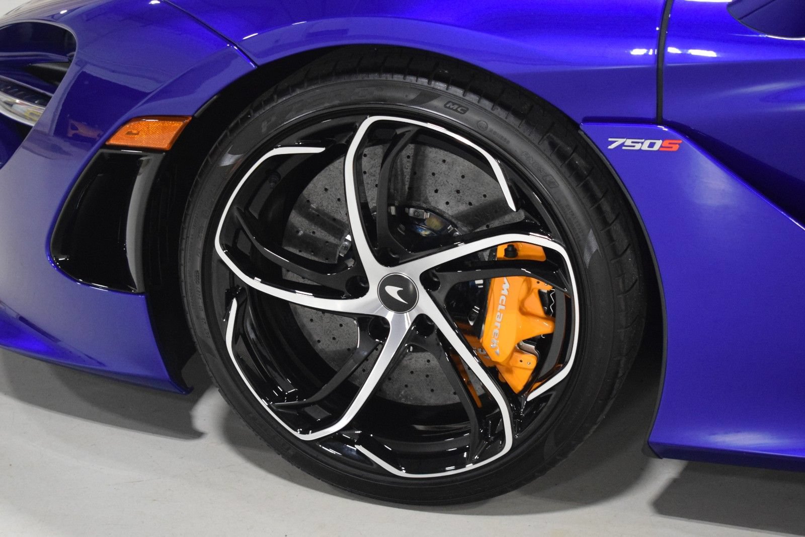 Used 2024 McLaren 750S Spider RWD image 7