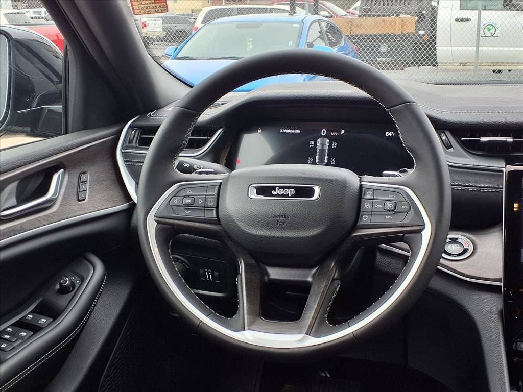 New 2025 Jeep Grand Cherokee Limited w/ Black Appearance Package AWD/4WD image 13