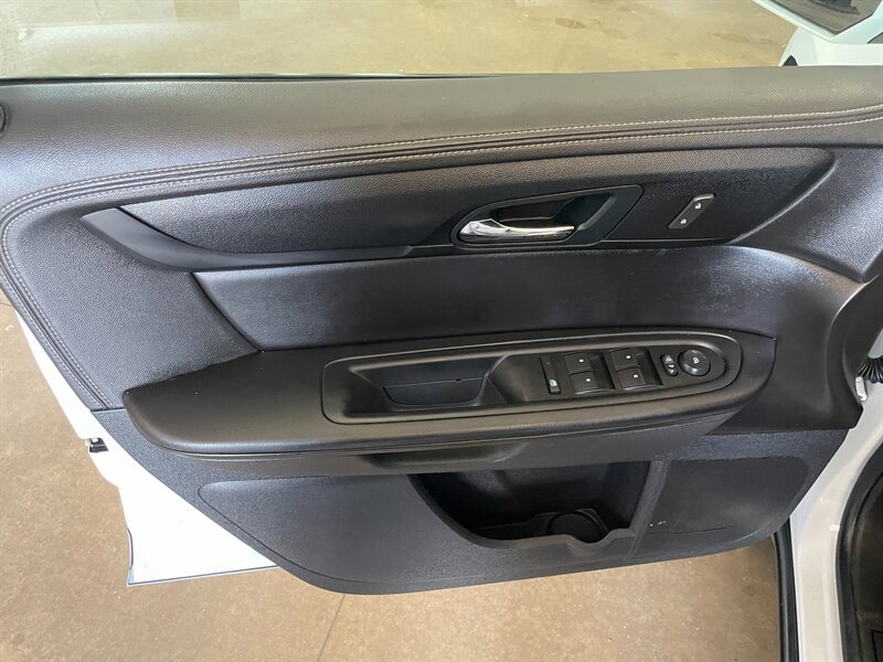 Used 2016 Chevrolet Traverse LT FWD image 23