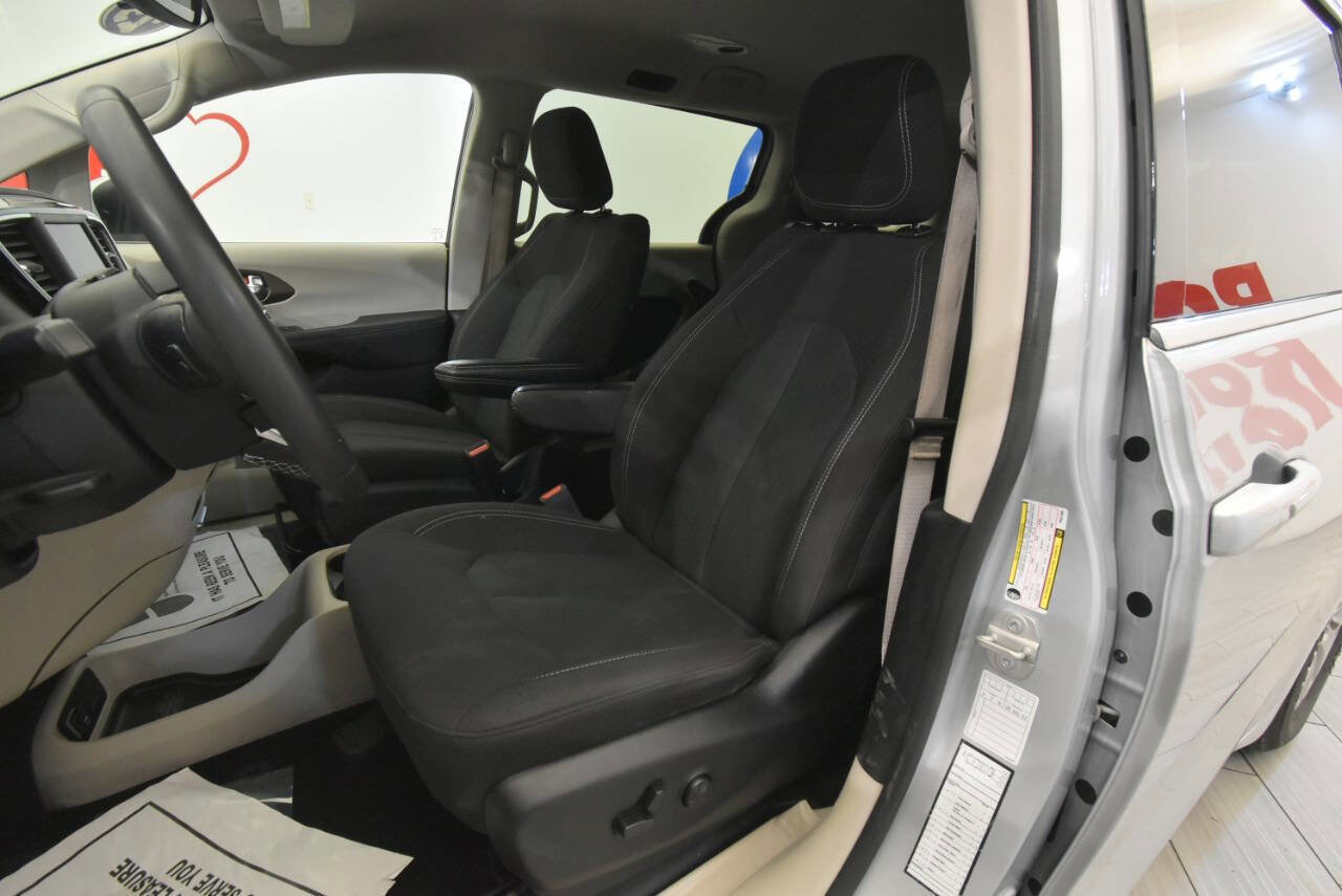 Used 2023 Chrysler Voyager LX FWD image 10