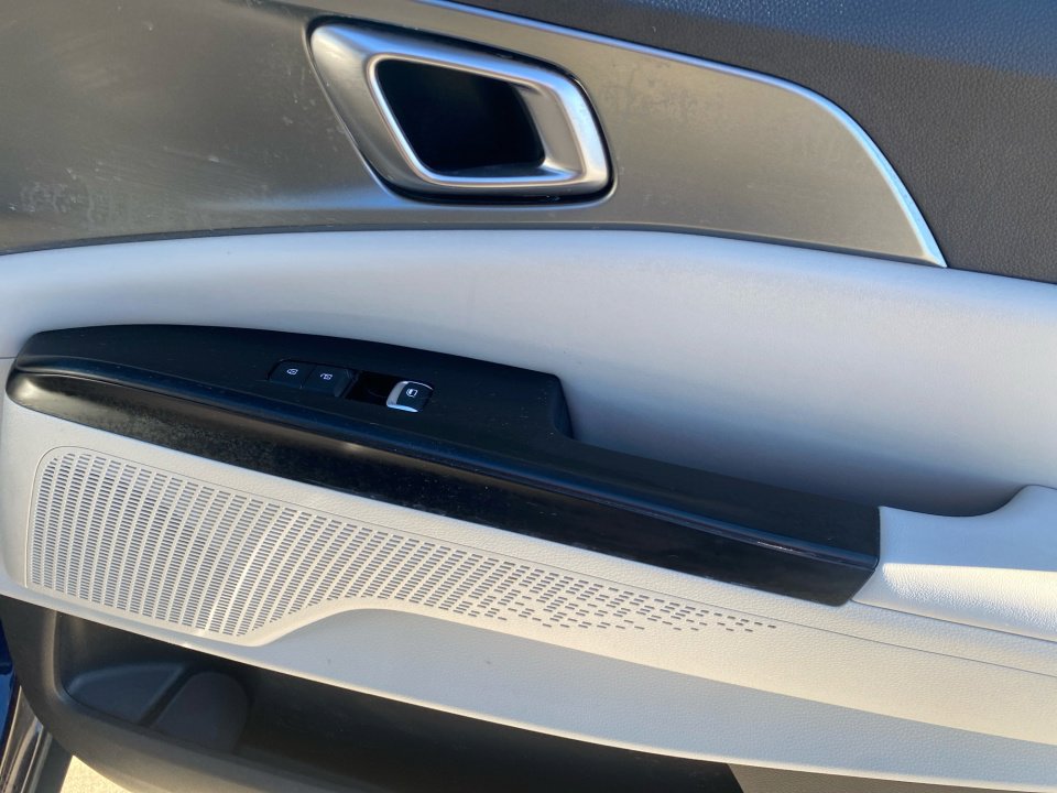 Used 2023 Kia Carnival LX image 35