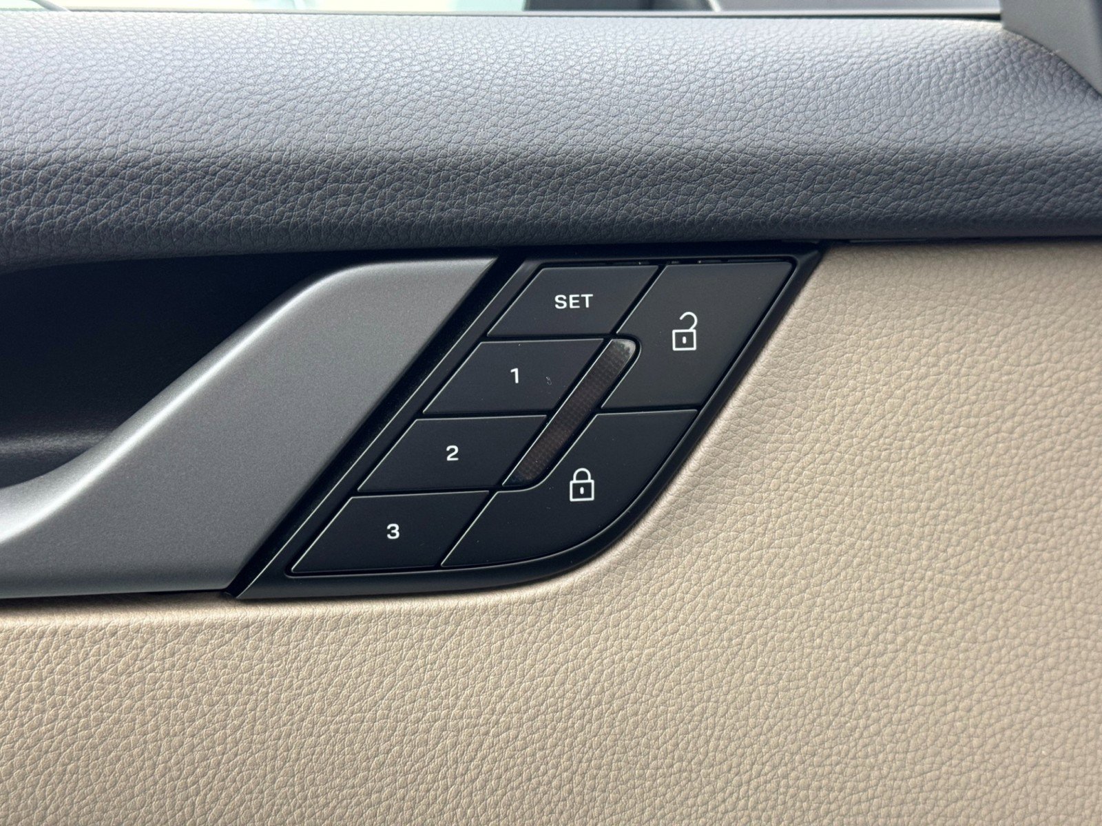 Used 2025 Porsche 911 Carrera RWD image 16