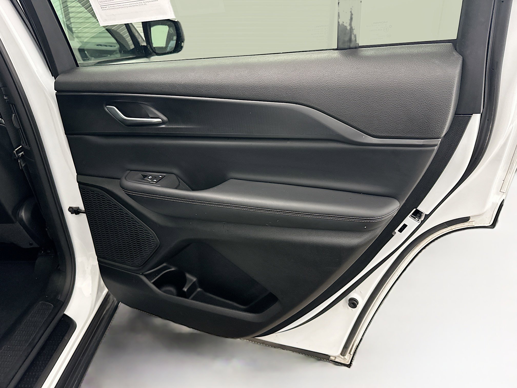 Used 2023 Jeep Grand Cherokee L Laredo image 32