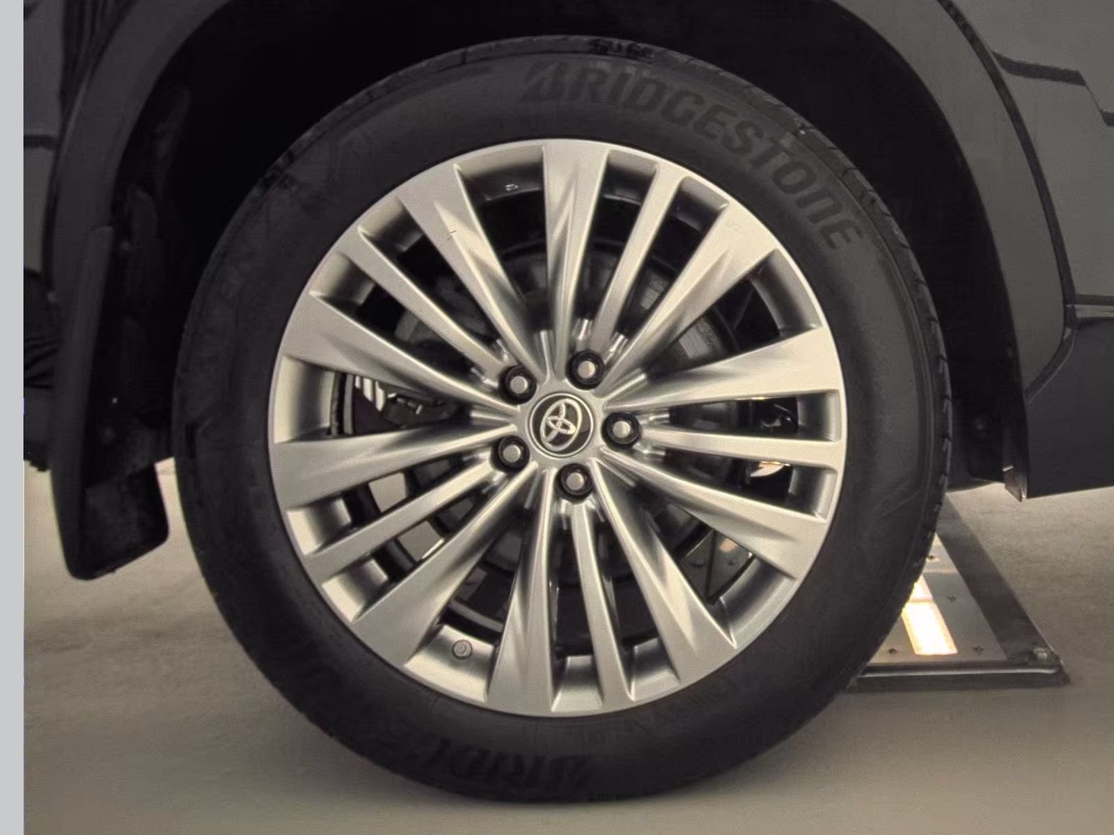 Used 2024 Toyota Highlander Platinum AWD/4WD image 10