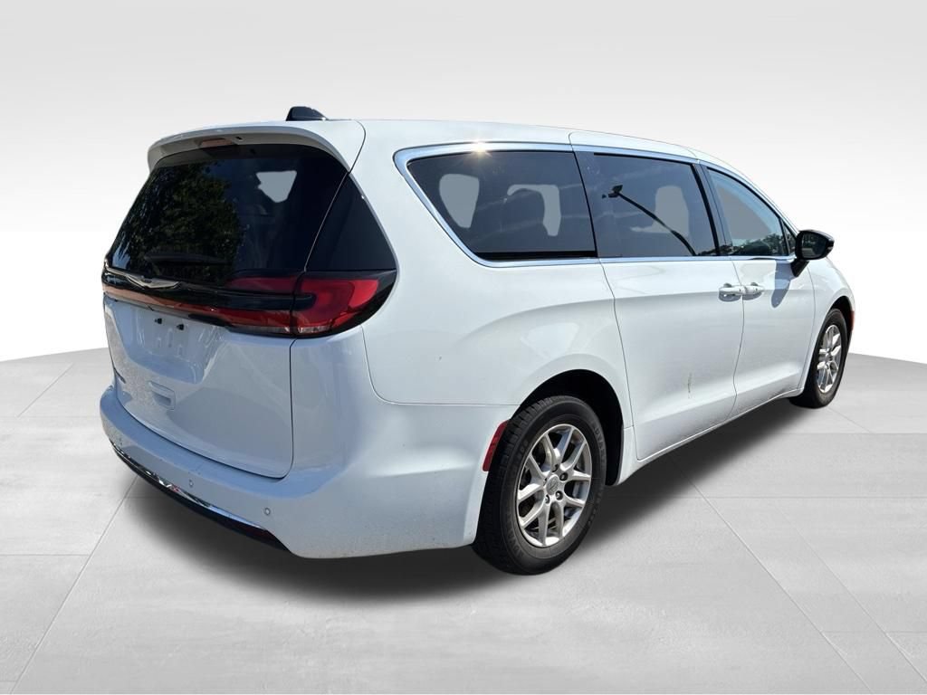 Used 2024 Chrysler Pacifica Touring-L FWD image 5