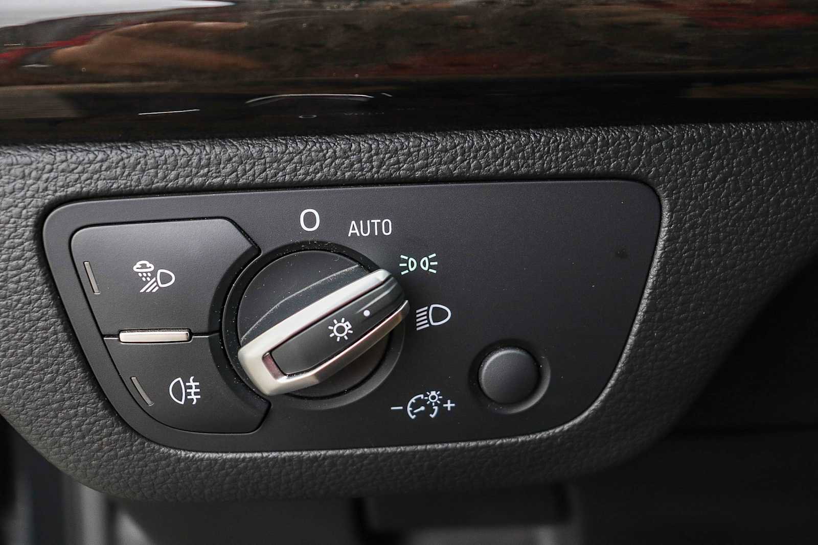 Used 2020 Audi Q5 e Premium Plus w/ Premium Plus Package image 31