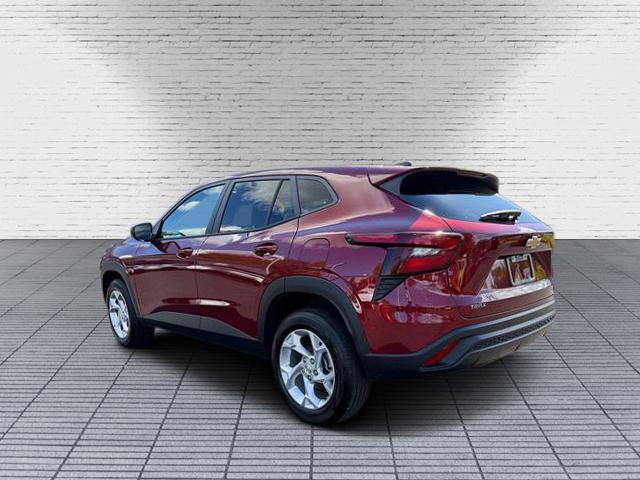 Used 2024 Chevrolet Trax LS w/ LS Convenience Package image 3