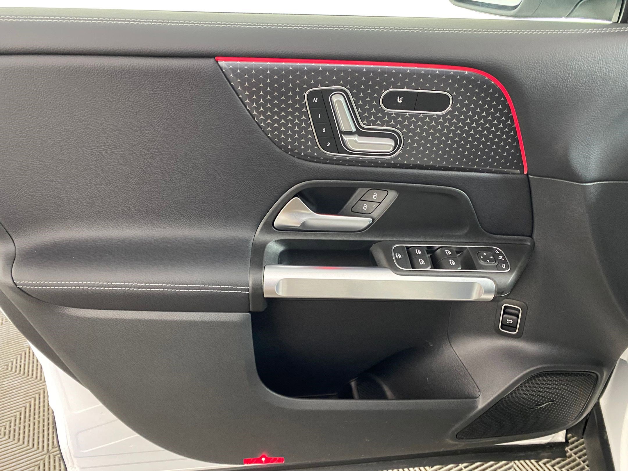 Used 2026 Mercedes-Benz GLB 250 4MATIC image 12