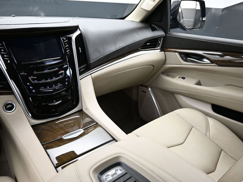 Used 2020 Cadillac Escalade Luxury image 12