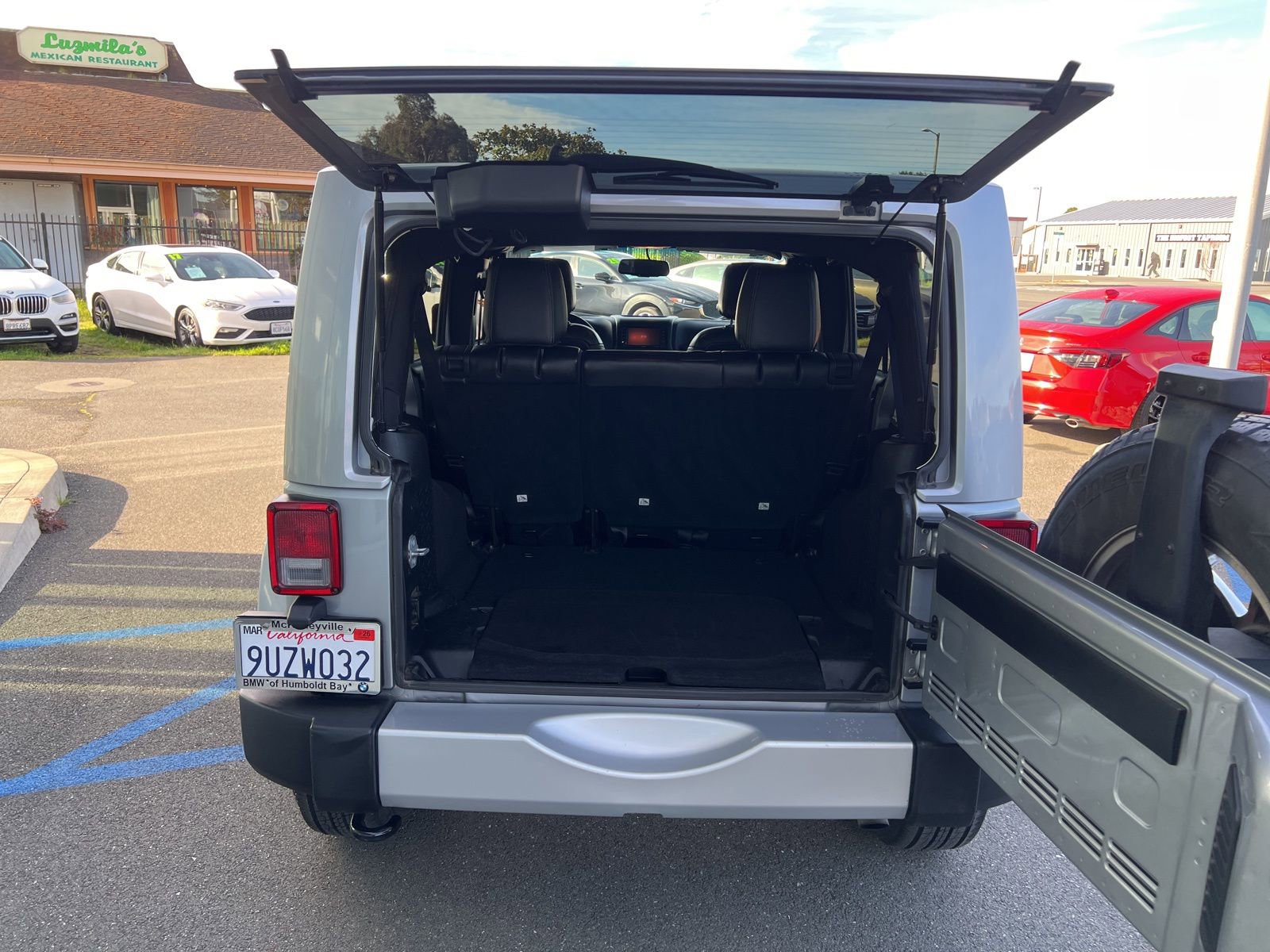 Used 2015 Jeep Wrangler Unlimited Sahara w/ Connectivity Group AWD/4WD image 7