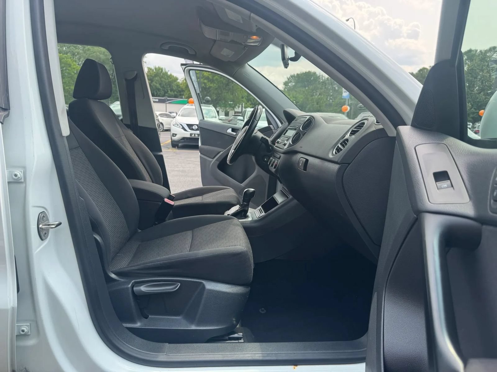 Used 2014 Volkswagen Tiguan S FWD image 9