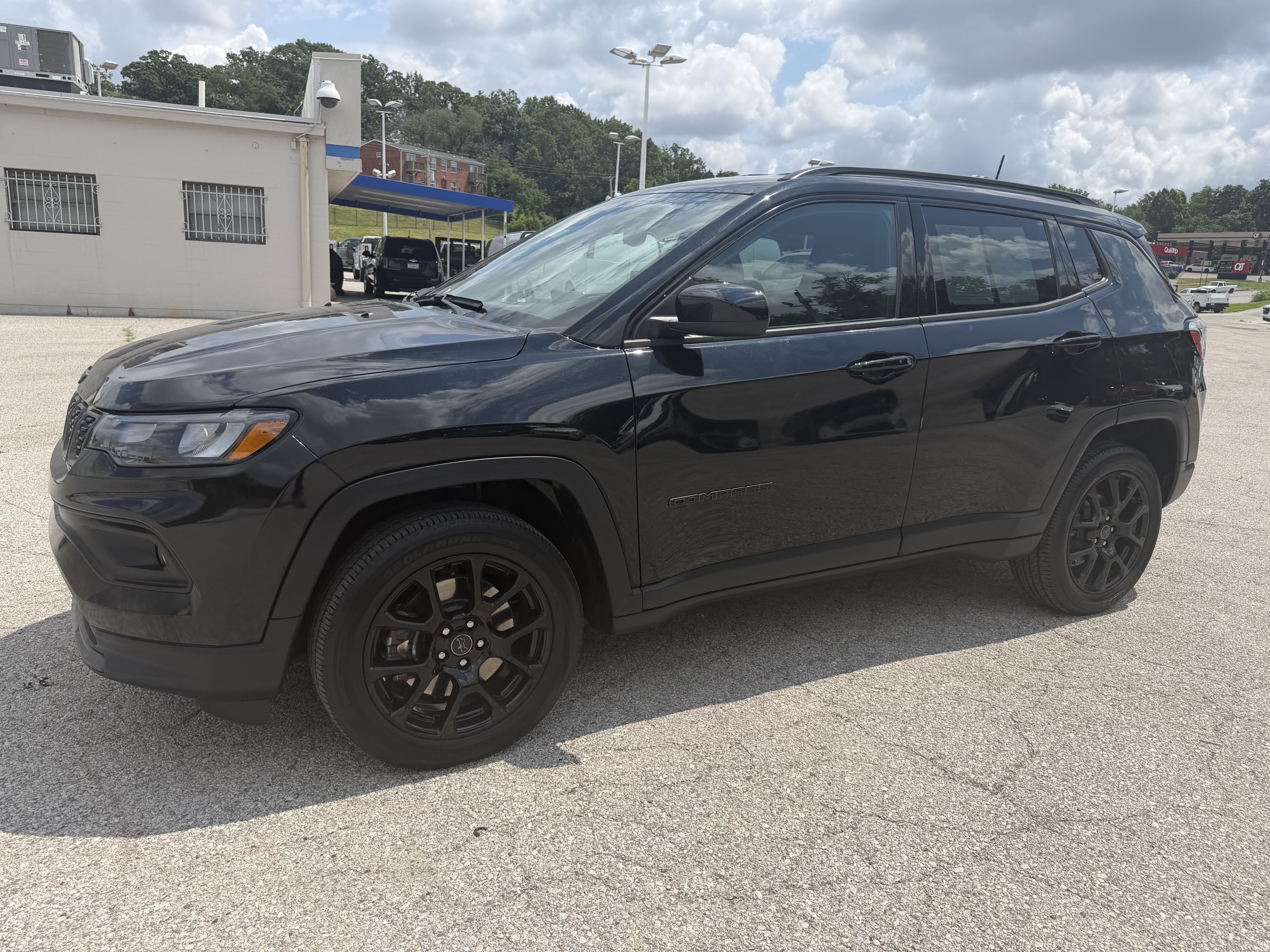 Used 2025 Jeep Compass Latitude w/ Altitude Special Edition AWD/4WD image 3
