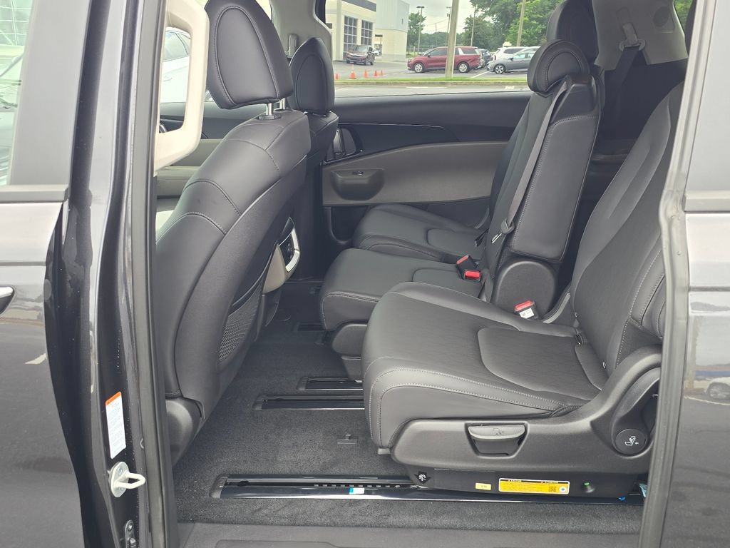 New 2027 Kia Carnival LX FWD image 13