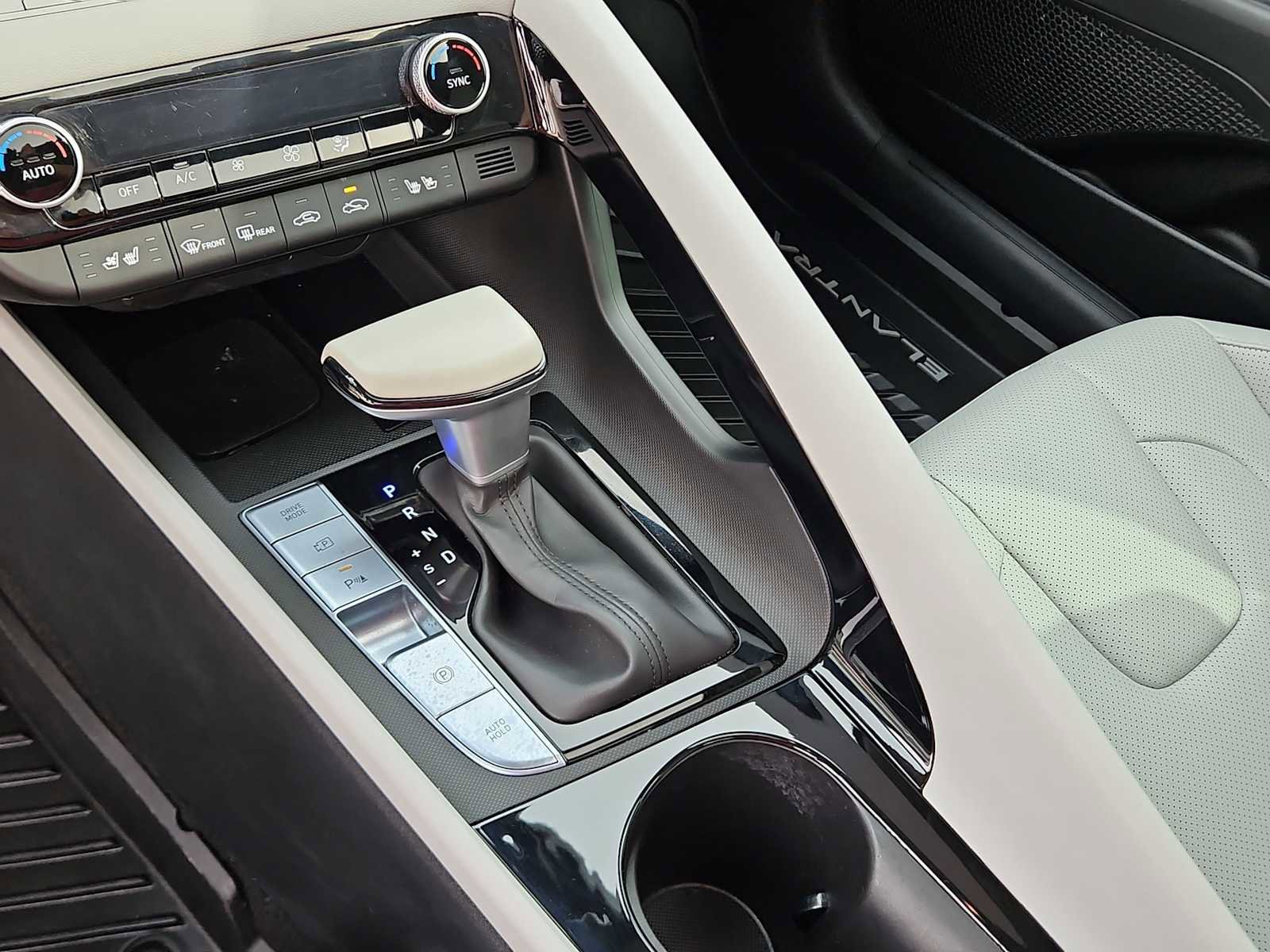 Used 2024 Hyundai Elantra Limited image 23