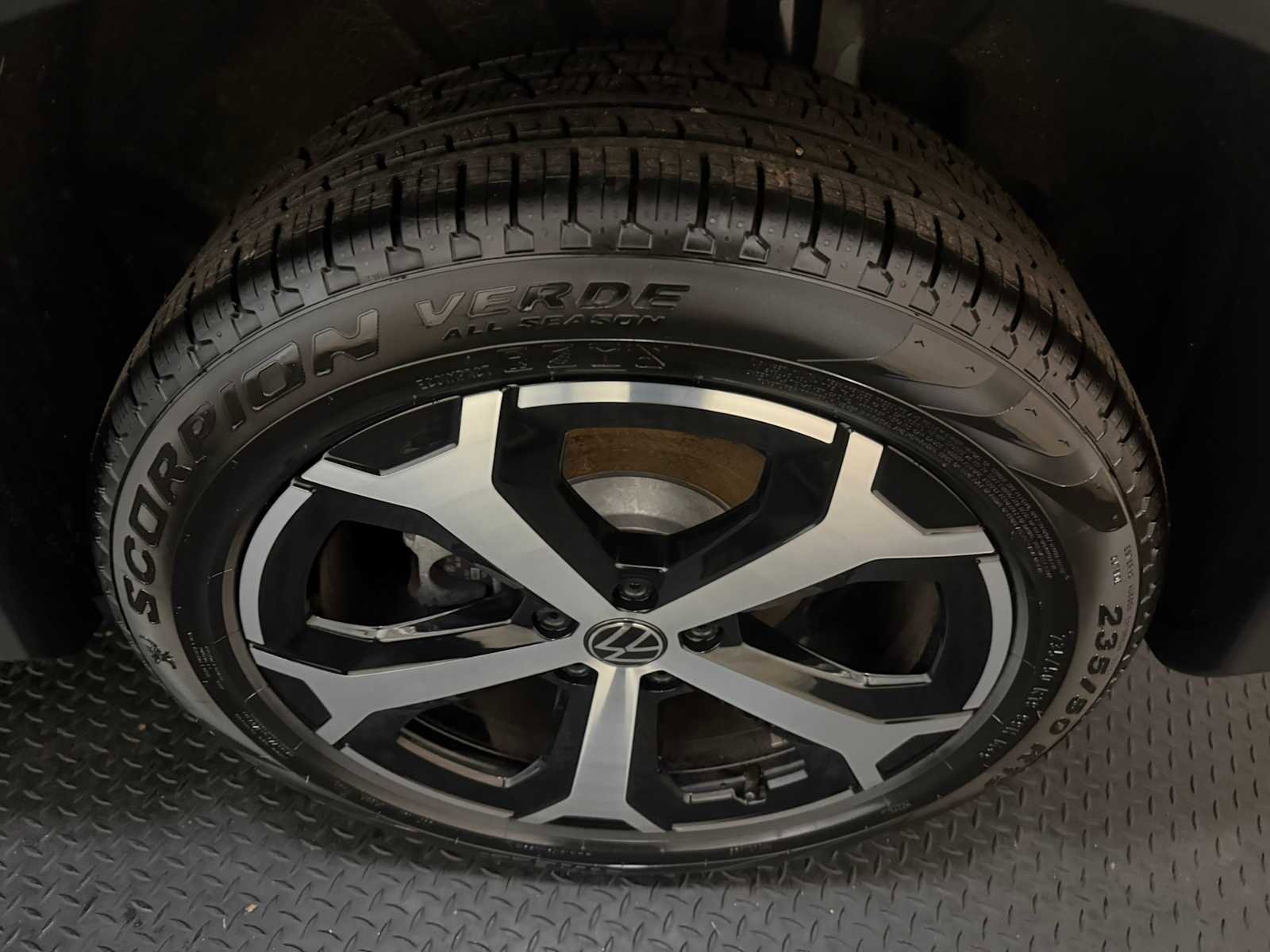 Certified 2025 Volkswagen Tiguan SE image 9