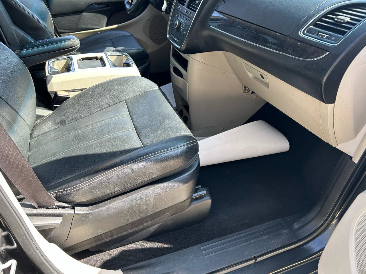 Used 2015 Chrysler Town & Country Touring image 12