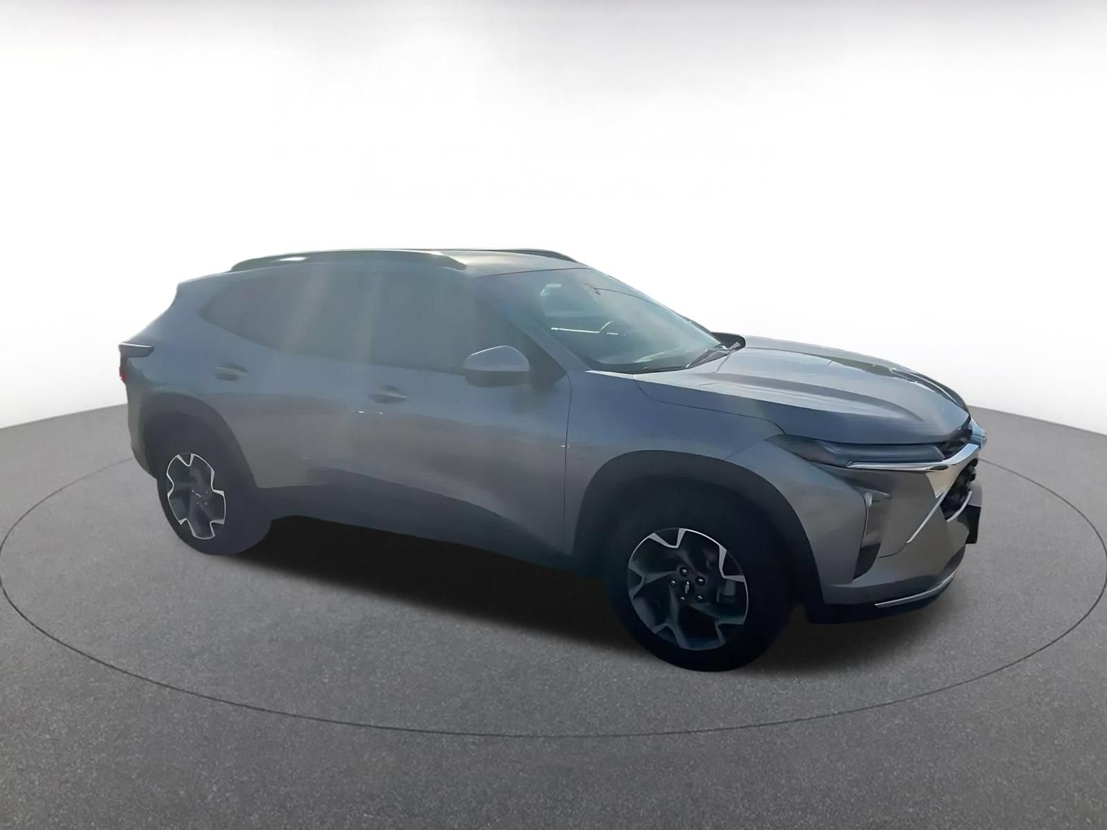 Used 2025 Chevrolet Trax LT FWD image 2