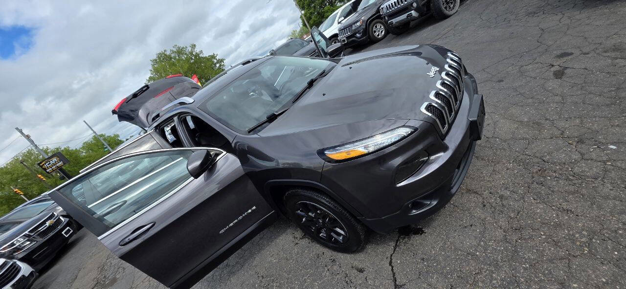 Used 2018 Jeep Cherokee Latitude Plus w/ Cold Weather Group image 16