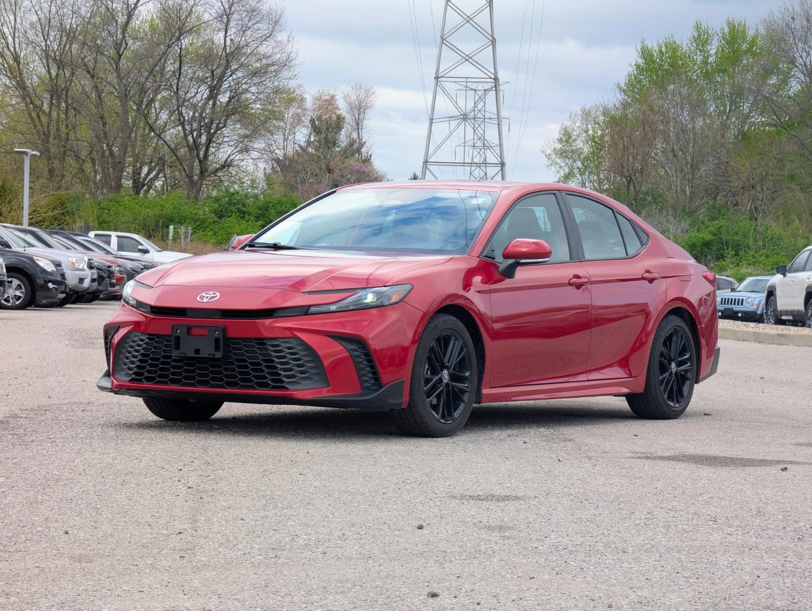 Used 2025 Toyota Camry SE FWD image 1
