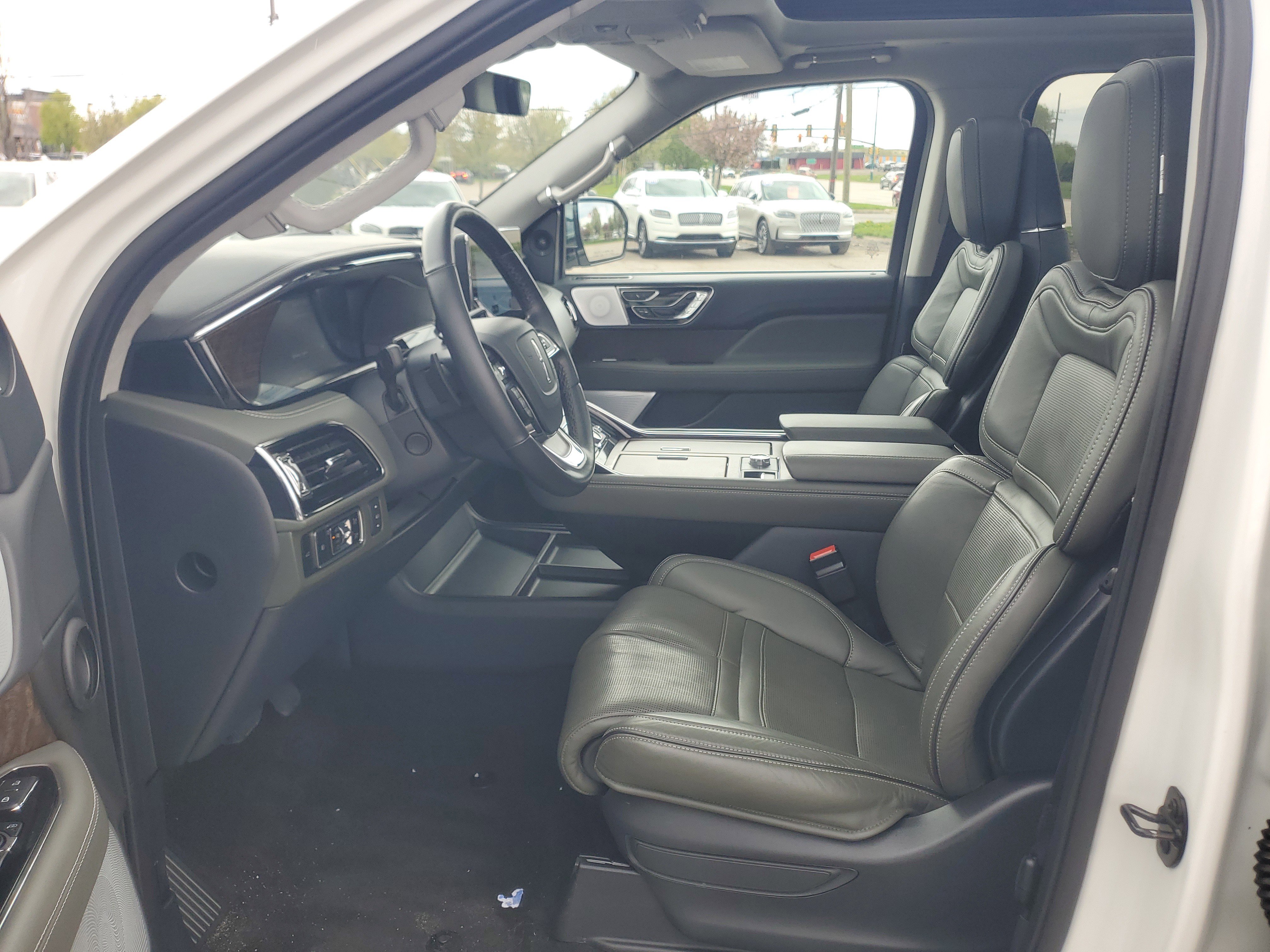 Certified 2024 Lincoln Navigator Black Label AWD/4WD image 12