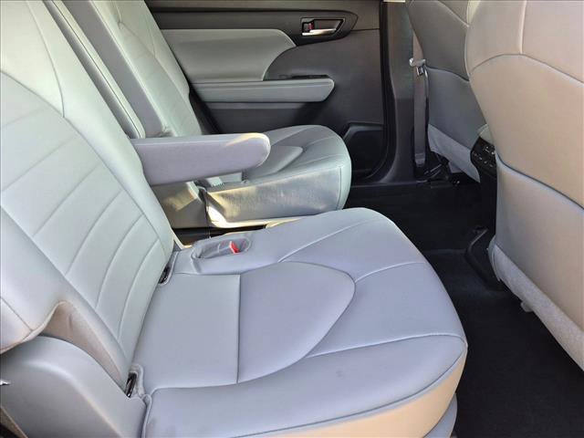 Used 2022 Toyota Highlander XLE FWD image 19
