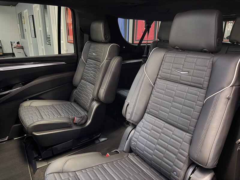 Used 2026 Cadillac Escalade ESV V w/ LPO, ONYX Package AWD/4WD image 15