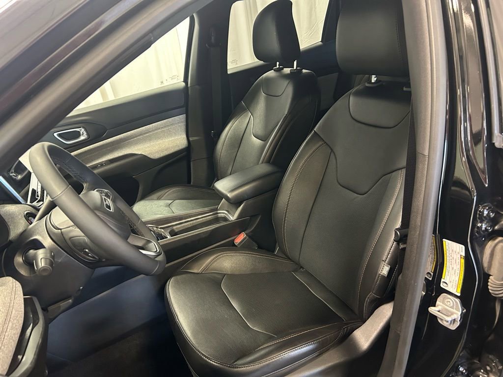 Used 2023 Jeep Compass Latitude image 8