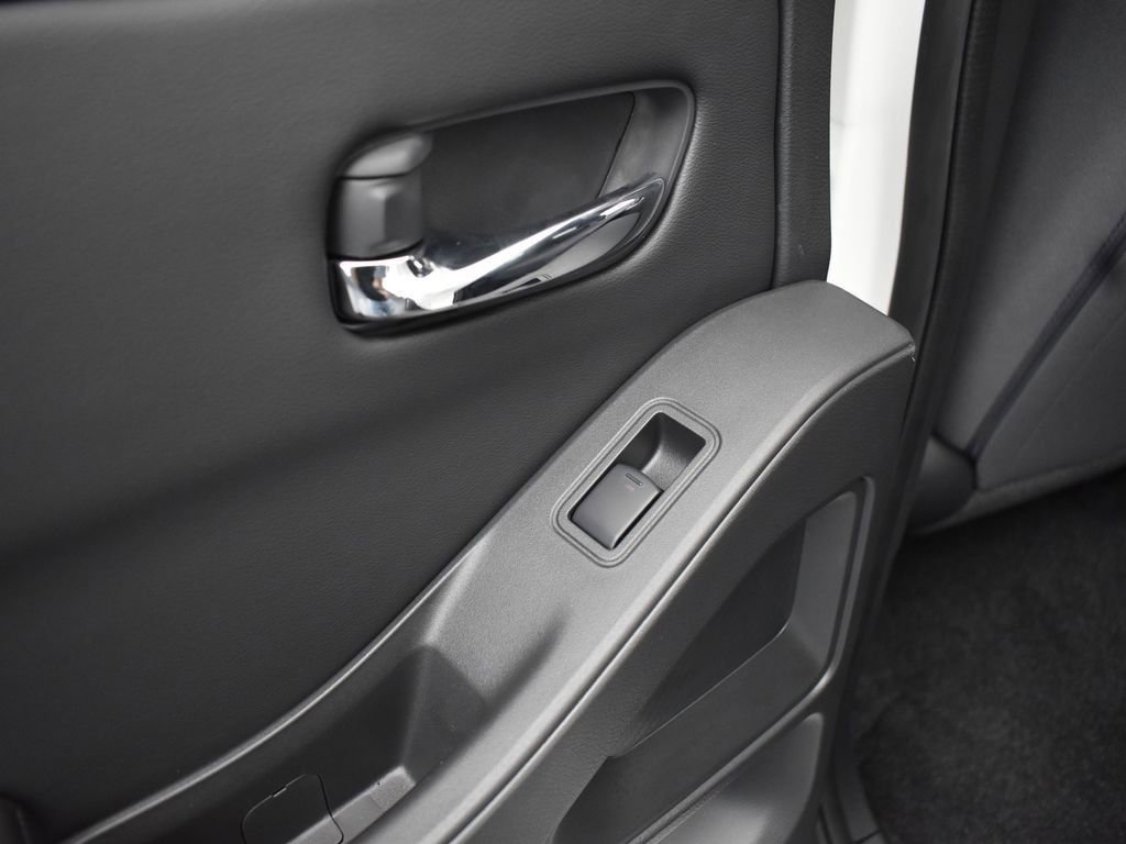 Used 2025 Nissan Frontier SV w/ Tow Package image 15