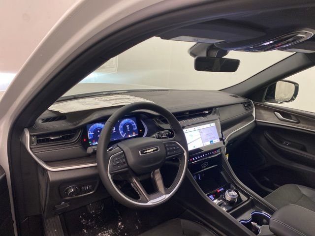 Used 2026 Jeep Grand Cherokee Laredo AWD/4WD image 7