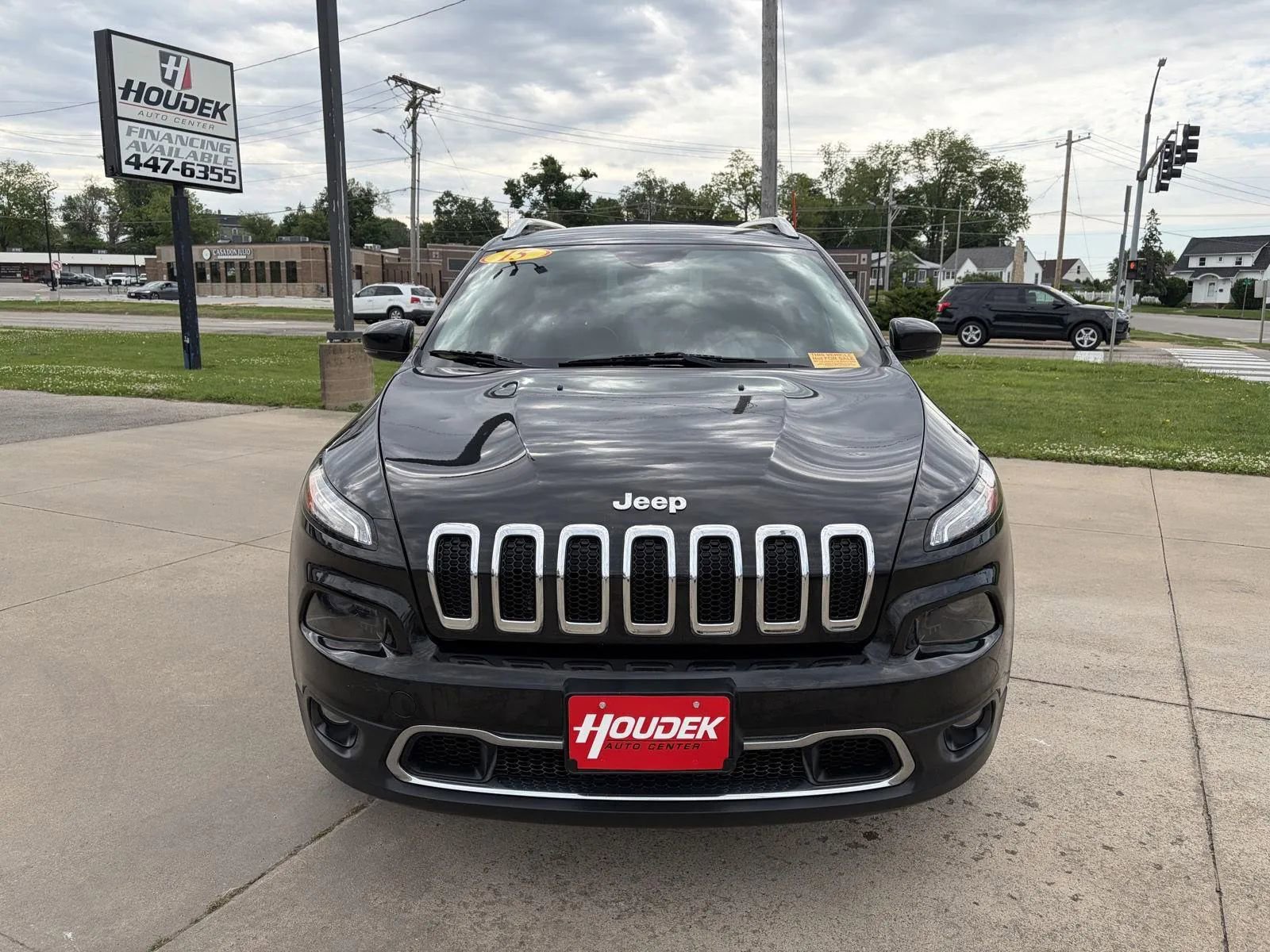 Used 2015 Jeep Cherokee Limited w/ Luxury Group AWD/4WD image 2