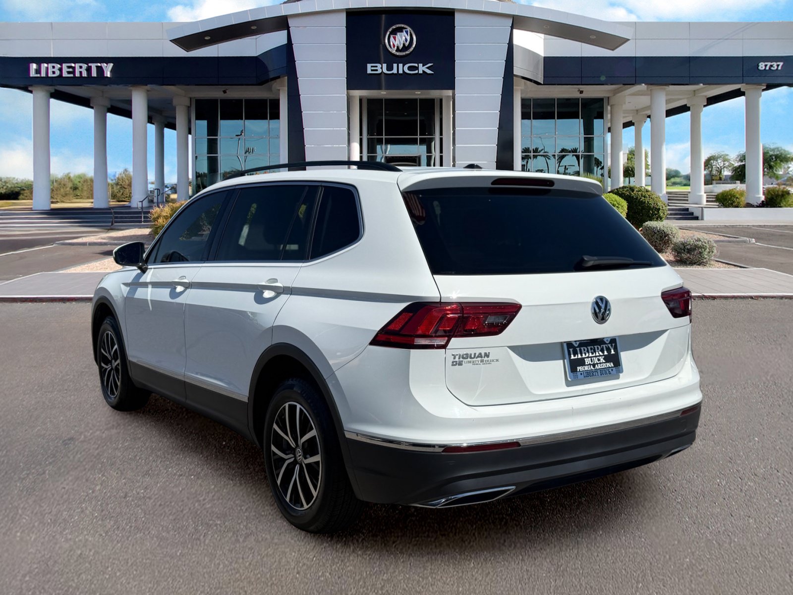 Used 2021 Volkswagen Tiguan SE w/ Panoramic Sunroof Package FWD image 6