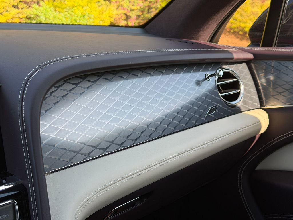 Used 2023 Bentley Bentayga image 29