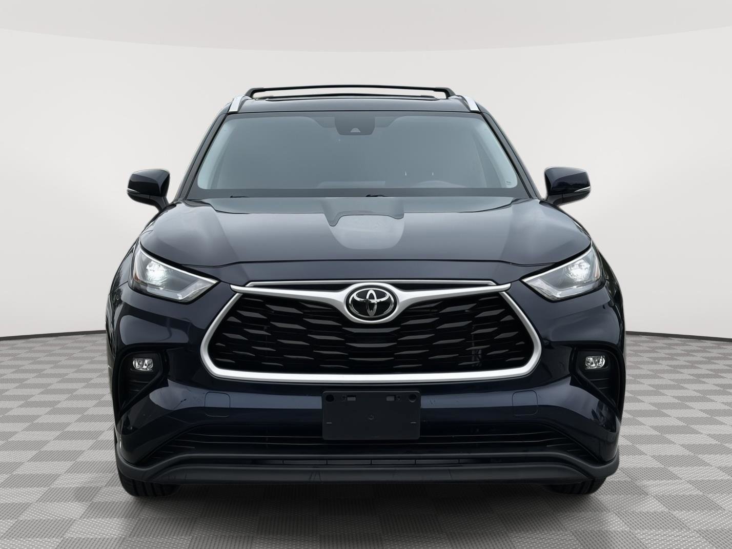 Used 2023 Toyota Highlander XLE FWD image 2