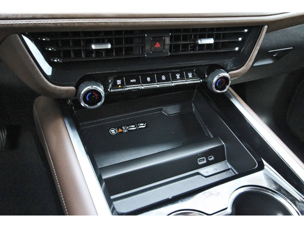 Used 2025 Chevrolet Suburban High Country AWD/4WD image 17