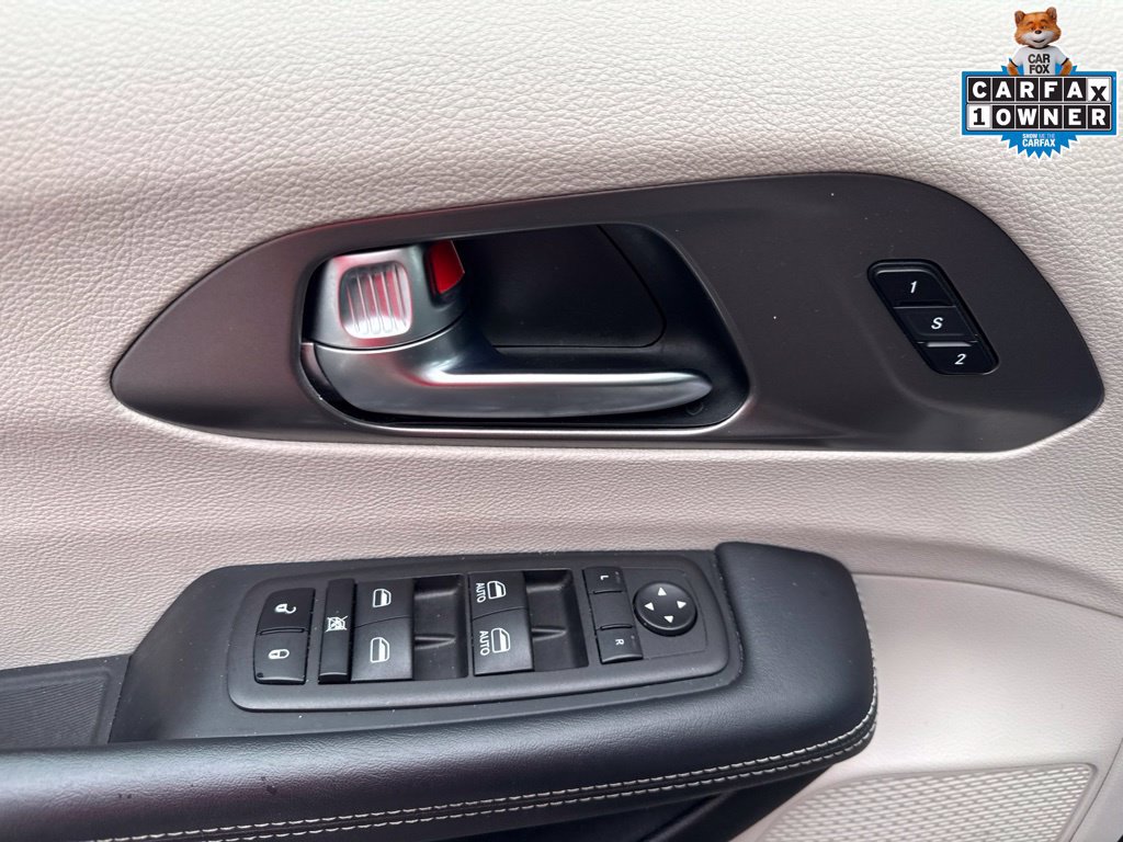 Used 2023 Chrysler Pacifica Touring-L FWD image 17