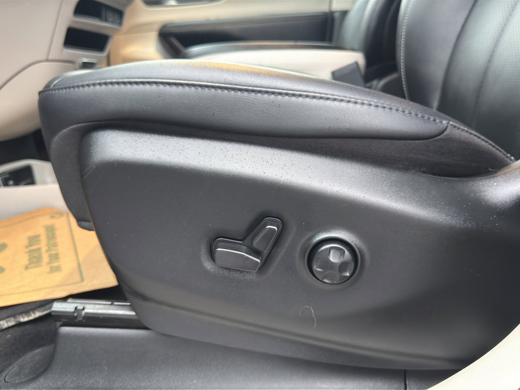 Used 2024 Chrysler Pacifica Touring-L image 15